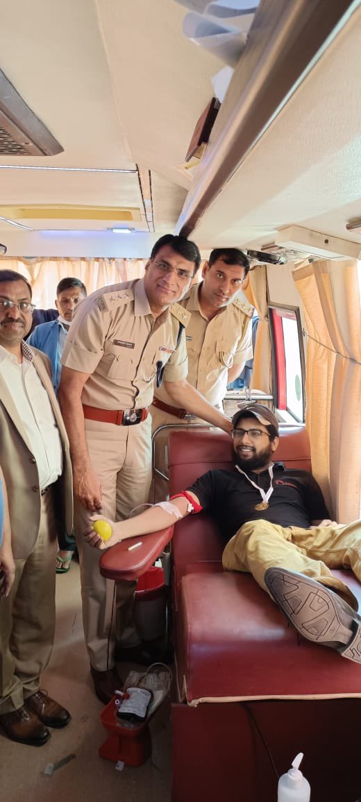 gurgaonpolice's tweet photo. #Today a blood donation camp was organized in PS DLF  PH 1 with the   #support of Rotary club.

#PS officials and other volunteers donated around 45 units of blood.

@DGPHaryana 

@police_haryana https://t.co/6We9LYulLD