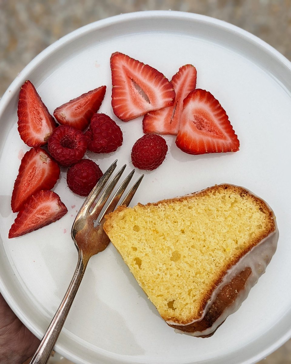 primopezzo's tweet image. Special Desserts for $1000 : The lemon bundt cake pictured here was baked in a pan purchased at this beloved game show host's estate sale 🤓
Who is Alex Trebek?
@jeopardy #jeopardy #alextrebek #baking #cake