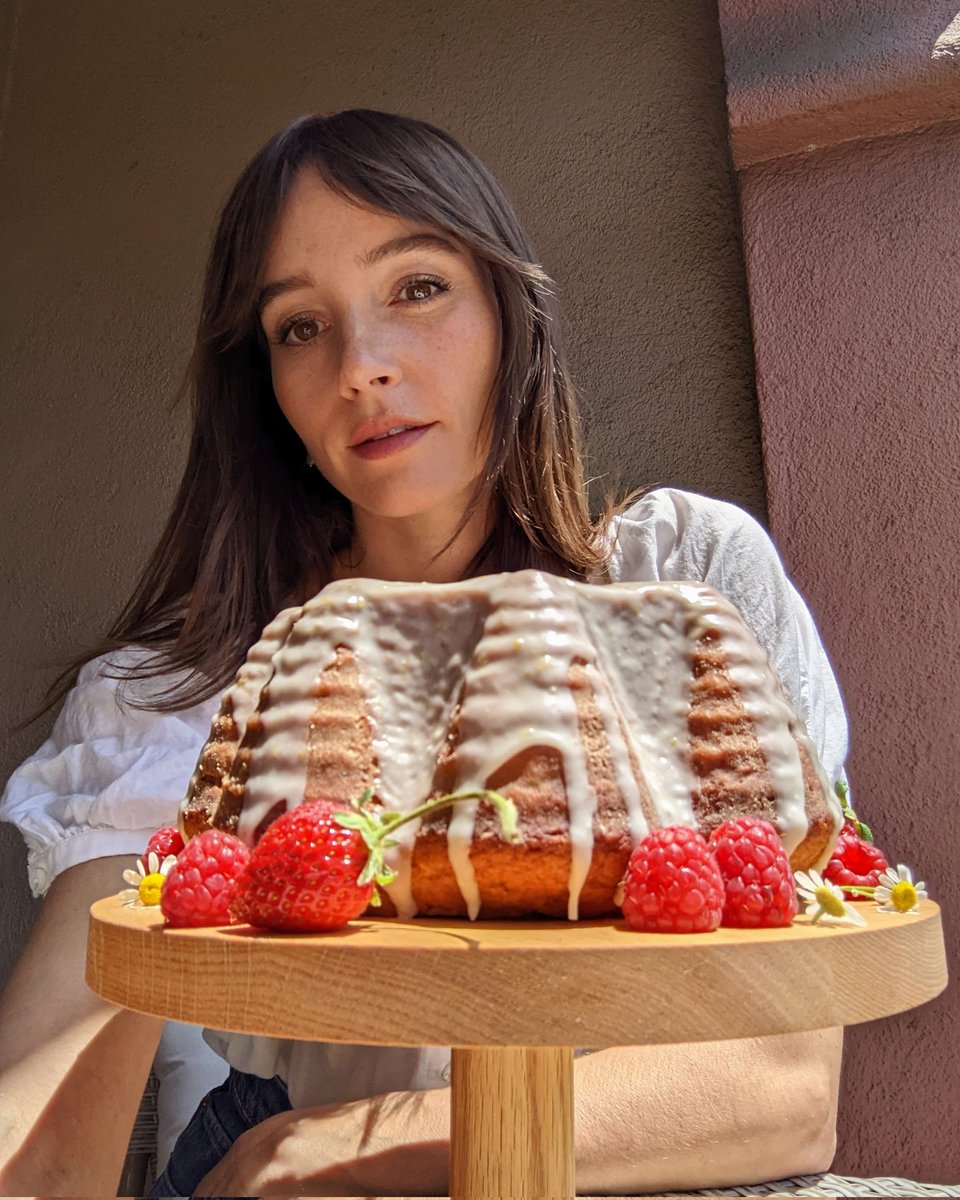 primopezzo's tweet image. Special Desserts for $1000 : The lemon bundt cake pictured here was baked in a pan purchased at this beloved game show host's estate sale 🤓
Who is Alex Trebek?
@jeopardy #jeopardy #alextrebek #baking #cake