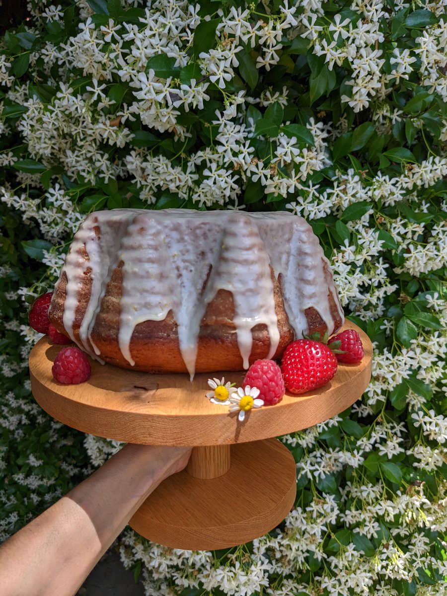 primopezzo's tweet image. Special Desserts for $1000 : The lemon bundt cake pictured here was baked in a pan purchased at this beloved game show host's estate sale 🤓
Who is Alex Trebek?
@jeopardy #jeopardy #alextrebek #baking #cake