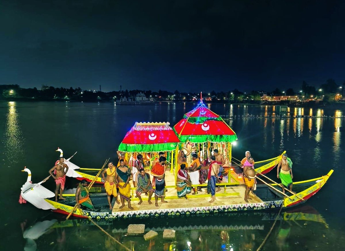 Lingarajdham's tweet photo. Chandan yatra is a festival of 22 days. In this festival every evening, Lord Lingaraj along with wife Parvati goes on a ride on a wooden made boat called 'Chapa' which roams on the bindusarovar pond.

Jai Baba Lingaraj.

#Lingarajtemple #Ekamrakhetra #Bhubaneswar https://t.co/FDXy3xAZUx