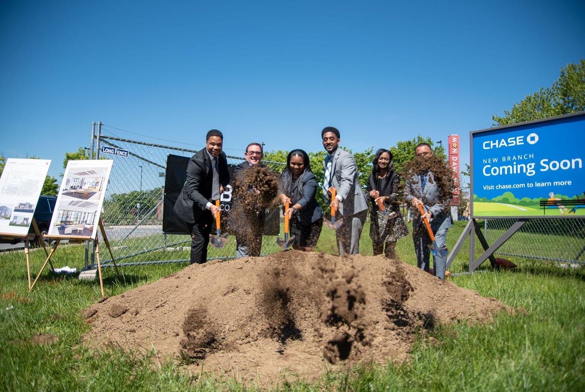 Thank you, <a href="/jpmorgan/">J.P. Morgan</a> and <a href="/Chase/">Chase</a> for naming Mondawmin as the new home for a community branch and for uplifting and empowering underinvested communities across our city. Great to be joined by <a href="/JamesTorrenceJD/">James Torrence</a> and <a href="/AntonioHayes40/">Senator Antonio Hayes</a> to celebrate this occasion. jpmorganchase.com/news-stories/o…