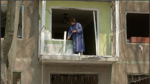 Pendant ce temps, à Kramatorsk, cette dame balaye son appartement en ruines...