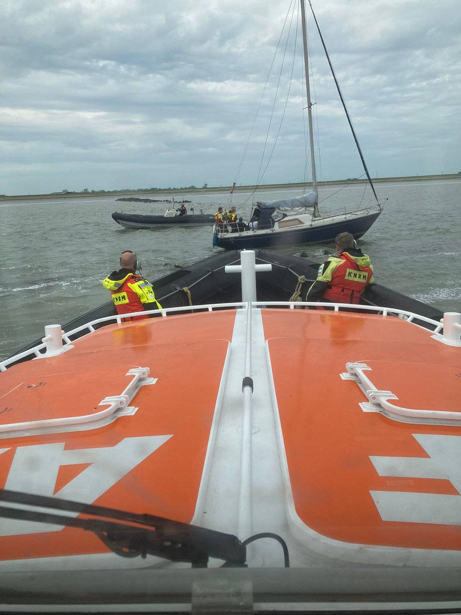 Alarmering vanmiddag: Zeiljacht door motorpech gestrand op strekdam in Nauw van Bath. Artikel op onze website -> bit.ly/3smEIRa
