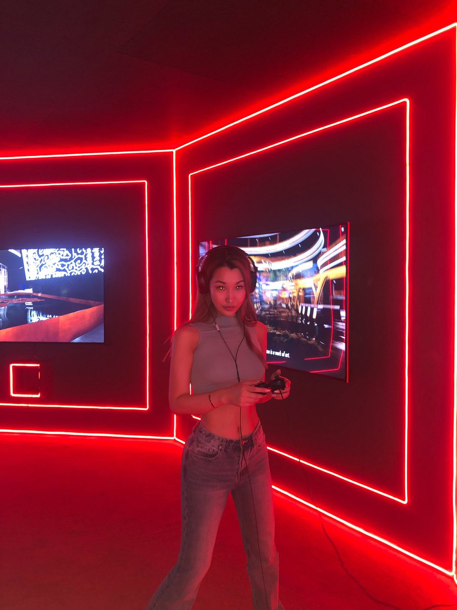 Cloutbabes1's tweet photo. Just living the life in #Web3 🏄🏼‍♀️ https://t.co/QKlh8oHboQ