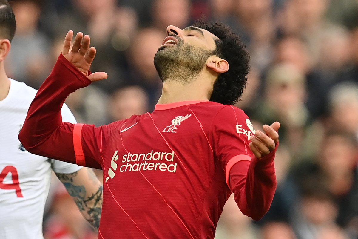 OfficialFPL's tweet photo. 🚨 MO SALAH IS BENCHED! 🚨

#FPL #AVLLIV https://t.co/wVtDvCao3F