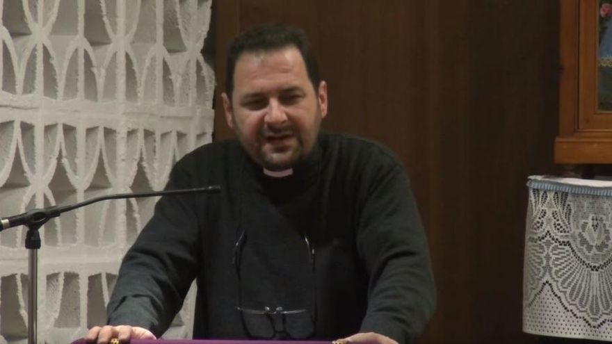 Este cura se llama Antonio Lax Zapata. Los medios de comunicación ocultan su cara y su nombre. Hoy ha sido condenado a 7 años de prisión por abusos sexuales en Murcia.