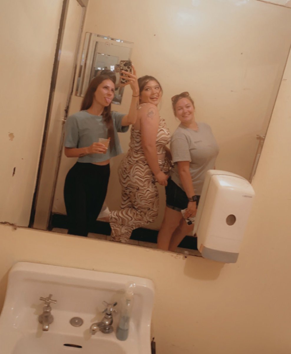a_rome20's tweet photo. I love these girls💕 https://t.co/ZEaCwBaYJ0