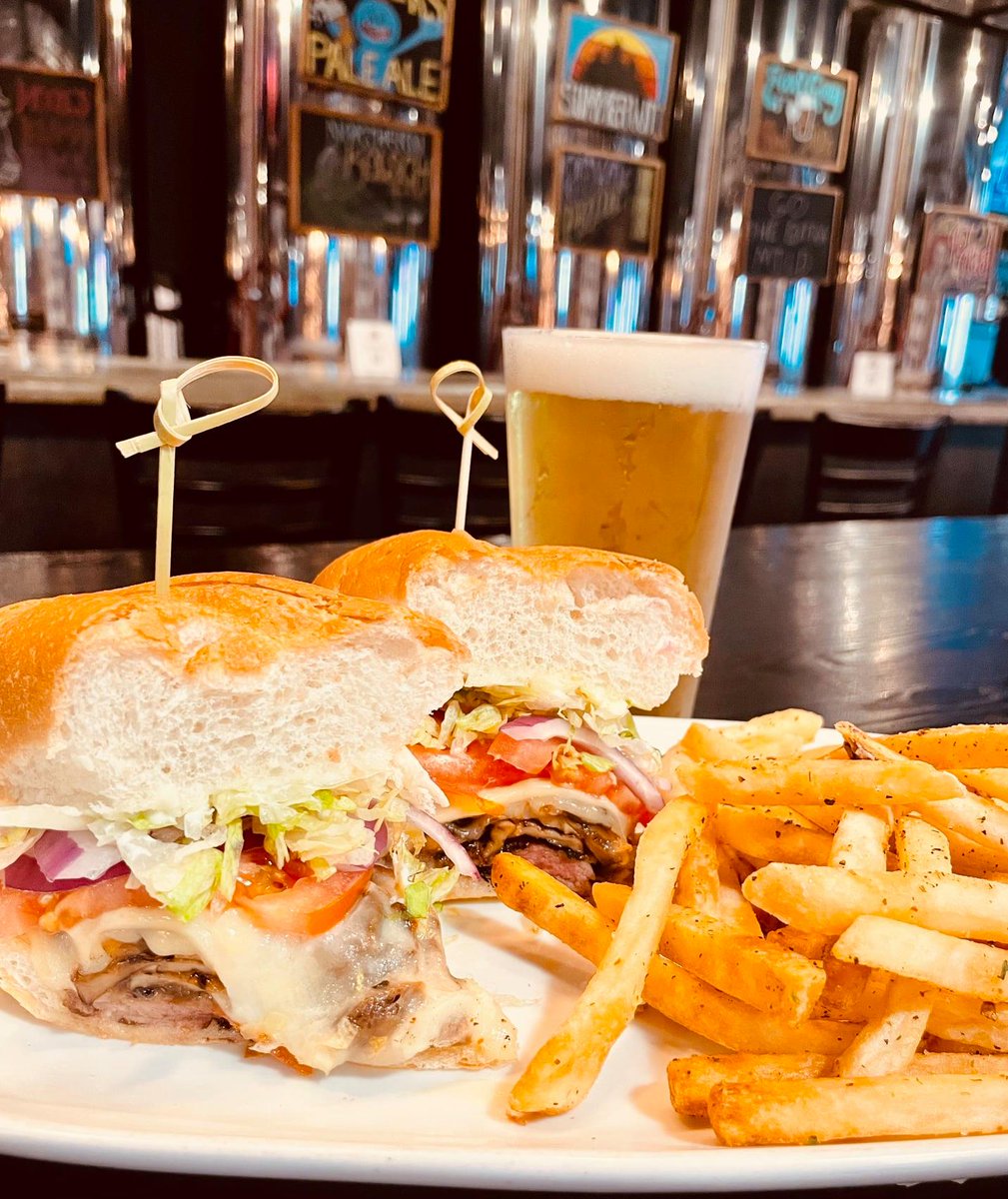 RoyalOakBrewery's tweet photo. We make sandwich-making an art 🤩🥪✨
-
ORDER HERE 👉 https://t.co/zN1PCgR1uu
-
#RoyalOakBrewery #RoyalOak #MIEats #Eeeats #Foodie https://t.co/Nt0CtS7L0C