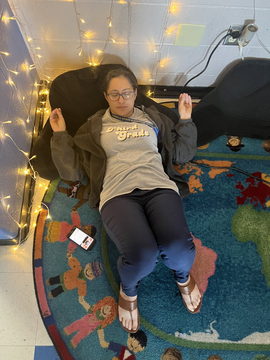 ThomasEdisonES's tweet photo. Mrs. Milliken taking a moment to meditate on this Tune-In To You Tuesday!!! @MNPS_kidshealth #MNPSWellnessWeek2022 #EdisonElementary #MNPSWellnessWeek2022 #tuneintoyoutuesday https://t.co/k1q5mB2ySG