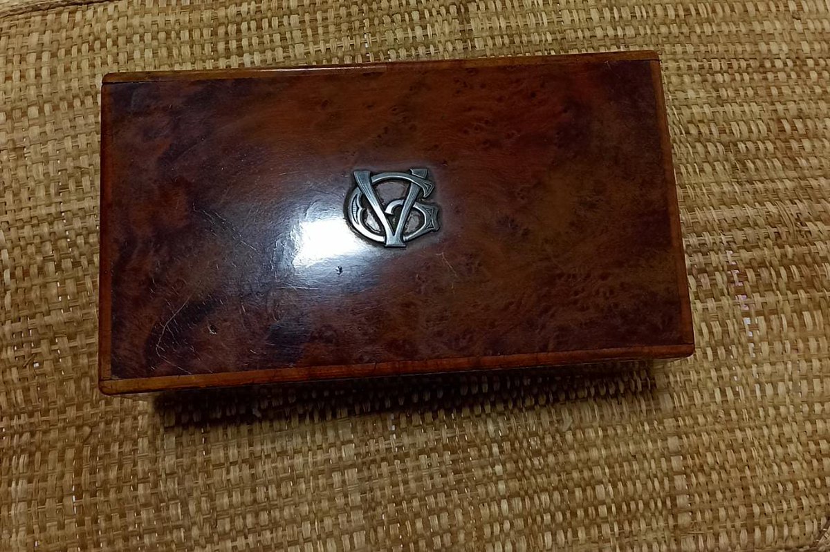 colunaesplanada's tweet photo. Caixa de música em madeira de lei, personalizada com as iniciais do presidente, de acervo pessoal de Getúlio Vargas, adquirida em leilão e com certificado. R$ 4.000,00. A renda será doada p/ a campanha em prol de @rubensvalente contra condenação injusta em ação de Gilmar Mendes https://t.co/P4Dr5qCPvI