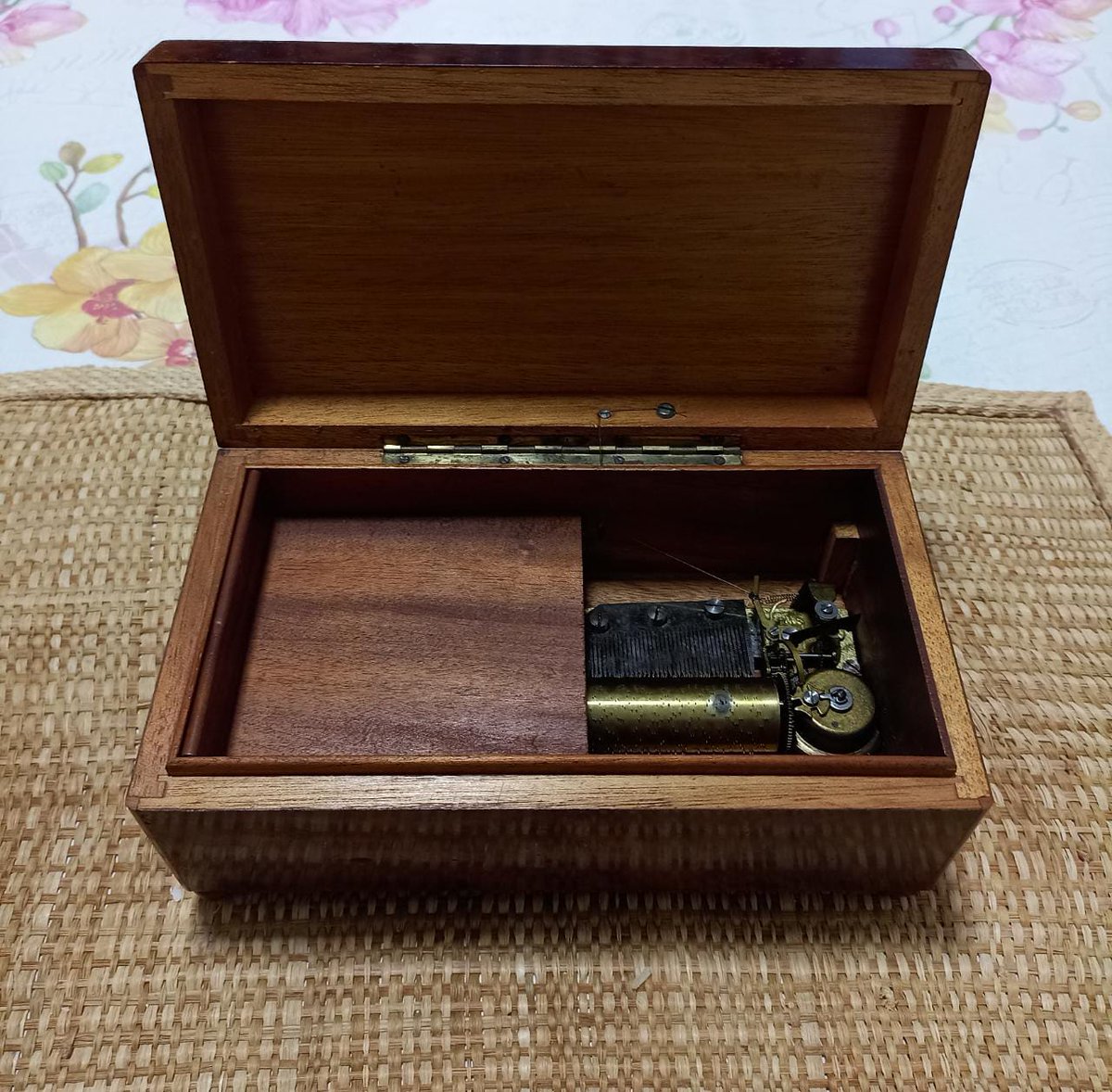colunaesplanada's tweet photo. Caixa de música em madeira de lei, personalizada com as iniciais do presidente, de acervo pessoal de Getúlio Vargas, adquirida em leilão e com certificado. R$ 4.000,00. A renda será doada p/ a campanha em prol de @rubensvalente contra condenação injusta em ação de Gilmar Mendes https://t.co/P4Dr5qCPvI