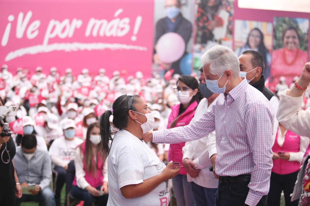 Celebramos el #DíaDeLasMadres entregando el #SalarioRosa a más de 6 mil amas de casa que todos los días trabajan y se esfuerzan por sacar adelante a su familia. #Teotihuacán