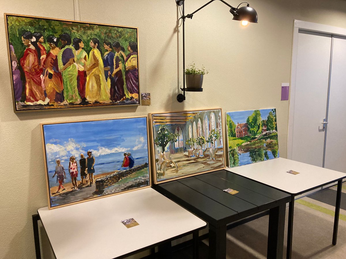 Er moest wat provisorisch geschoven worden in de ruimte, maar het is gelukt! Vanavond geeft kunstenaar Bert Dekker in De Koppeling een toelichting bij zijn schilderijen waarvan in het gebouw een expositie te zien is.