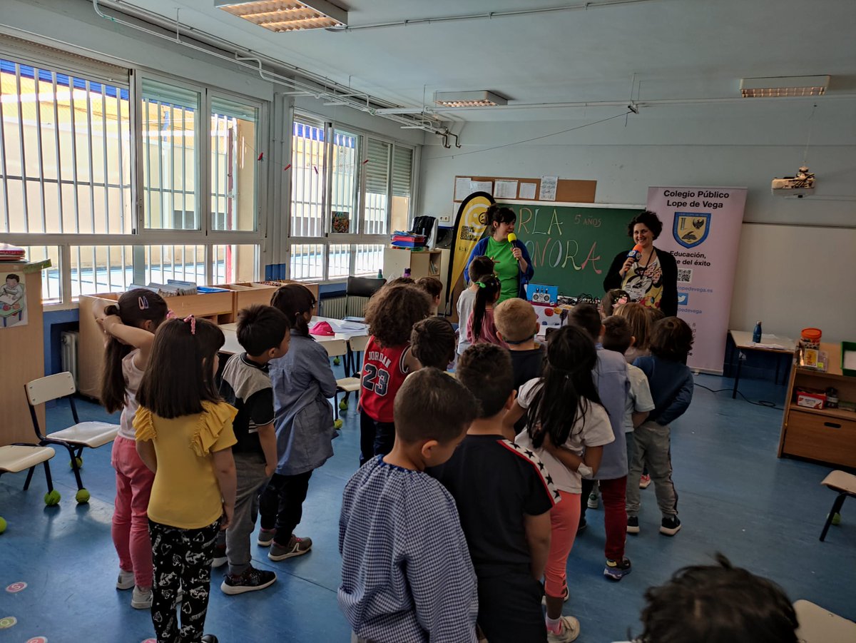 diverclubfm's tweet photo. ¡Seguimos compartiendo momentos muy especiales con los #peques! Hoy hemos estado con los niños y niñas de 5 años del Colegio Público Lope de Vega ¡ha sido una mañana genial!
#talleresderadio
#conpeques
#5años
#orlasonora https://t.co/T6uSIus70P