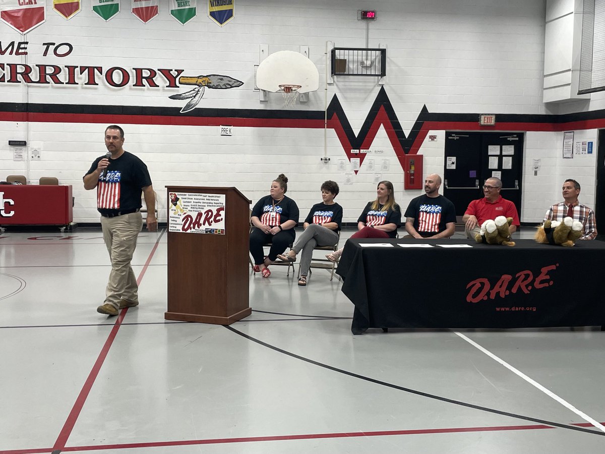 Cusd25's tweet photo. 5th grade DARE Graduation @JhNcelem #Thankyou @ClayCountySheriffDept #Greatlifelessons https://t.co/PsECh5E50t