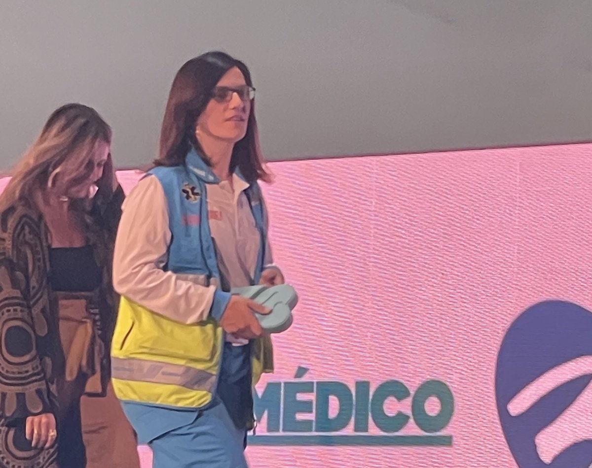 Entre las enfermeras ADMIRABLES premiadas hoy en #30AniversarioDM <a href="/diariomedico/">Diario Médico</a> ELENA PASTOR BENITO 👏🏻👏🏻👏🏻 <a href="/elpas1977/">Elpas 🅰️1️⃣ YA</a> dando tanto por las enfermeras y su formación en #SUMMA112 FELICIDADES 🎊🎊🎊🎊