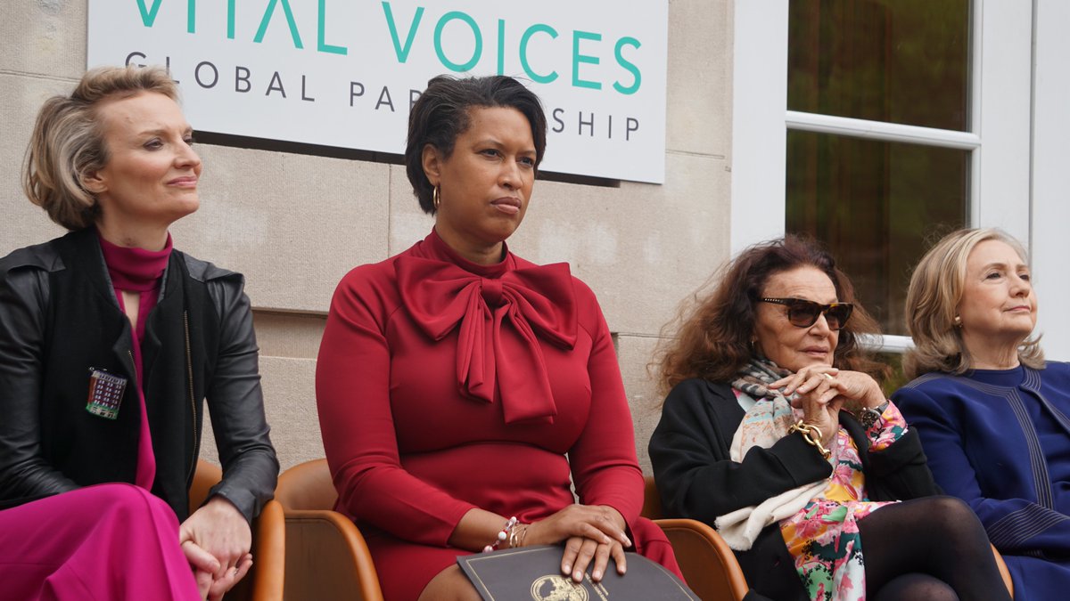 myfnn's tweet photo. FCA Girls Meet Hilary Clinton 
Photos by Collegiate Bureau Photographer Tanai Green #VitalVoices #DC #WomensRights https://t.co/PswD5Vro0O