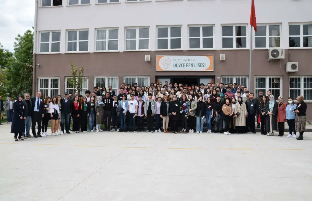 FenDuzce's tweet photo. Pandemi nedeniyle ara vermiş olduğumuz mezunlar buluşması etkinliğimize altıncısı ile bu yıl devam ettik.
Yoğun bir katılımın gözlendiği mezunlar buluşmasında örgün eğitime devam eden öğrencilerimiz okulumuzdan mezun olmuş ve çeşitli meslek sahibi olmuş eski mezunlarımız ile ++ https://t.co/3fHJrWsVZq