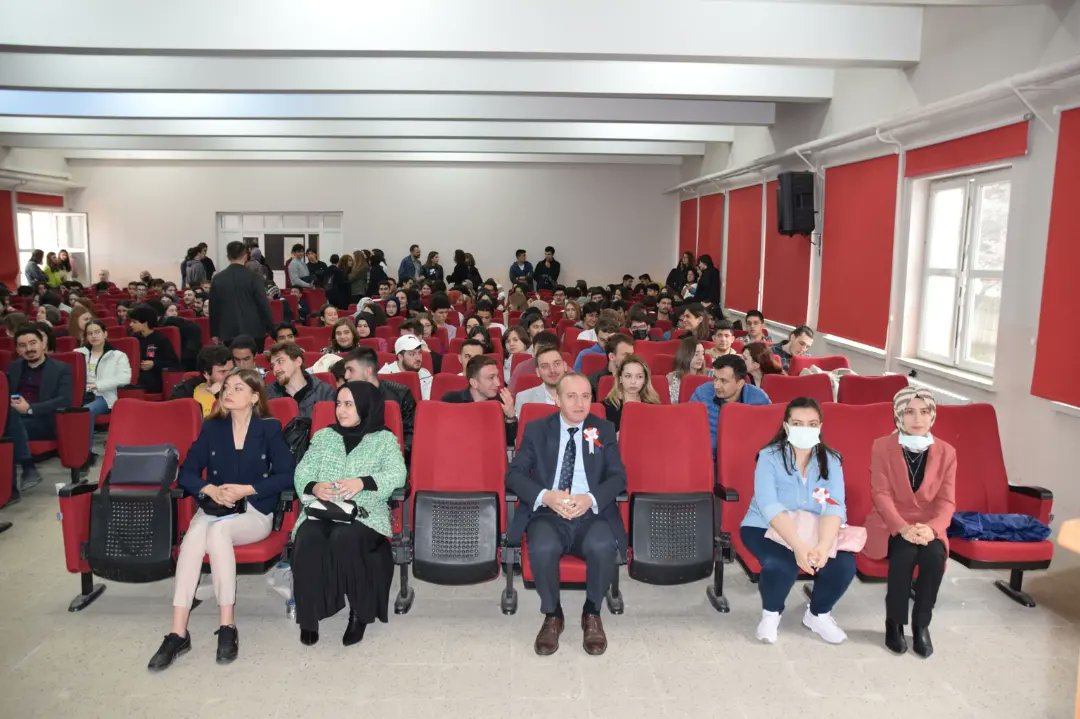Pandemi nedeniyle ara vermiş olduğumuz mezunlar buluşması etkinliğimize altıncısı ile bu yıl devam ettik.
Yoğun bir katılımın gözlendiği mezunlar buluşmasında örgün eğitime devam eden öğrencilerimiz okulumuzdan mezun olmuş ve çeşitli meslek sahibi olmuş eski mezunlarımız ile ++