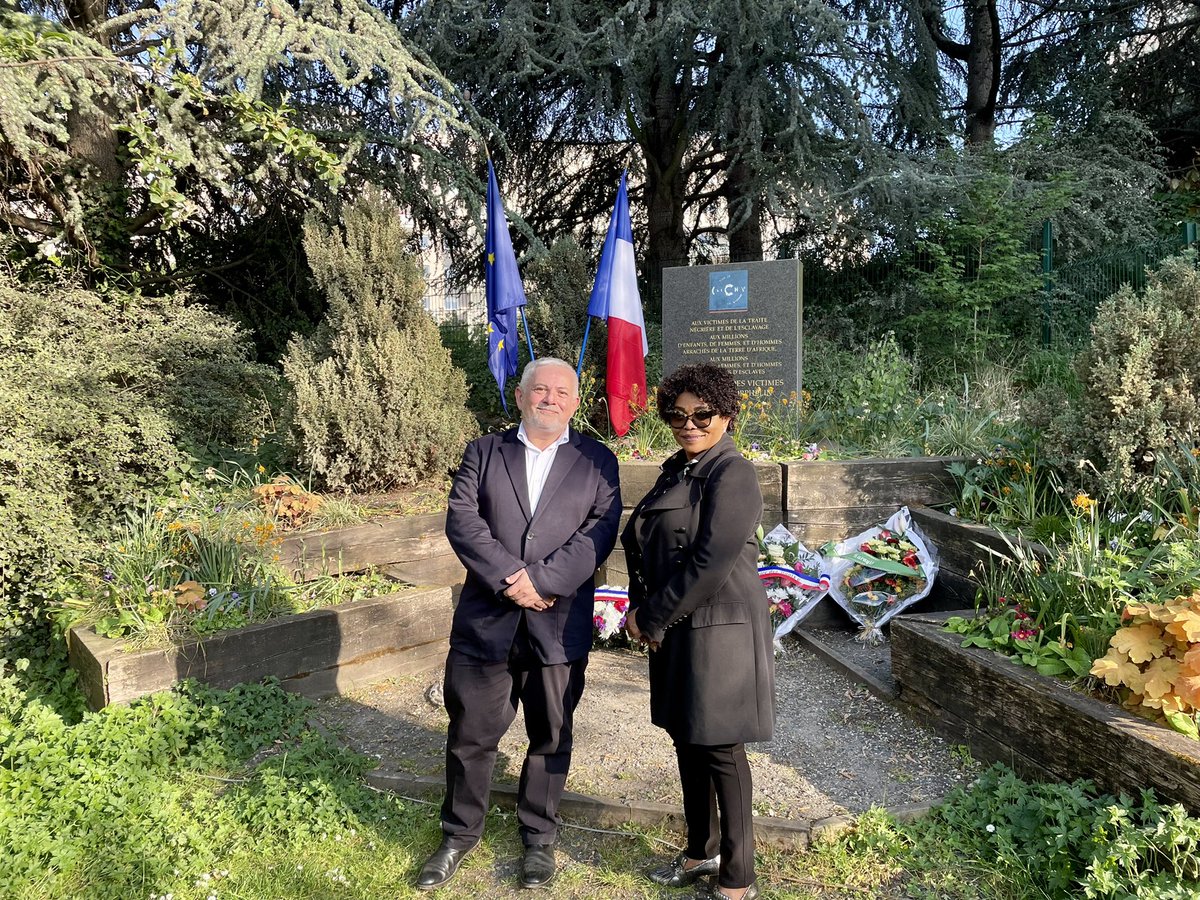 ClichyEnMarche's tweet photo. Pour la « journée nationale des mémoires de la traite, de l'esclavage et de leur abolition", @amoutongoblack et @Vincent92110 ont déposé au nom de @celinecalvez, députée de Clichy-Levallois une gerbe de fleurs marquant l’engagement de la France à ne jamais oublier. #10mai2022 https://t.co/AqEAvzaWxP
