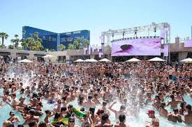 It is so hot 🔥🔥 in Vegas. But Vegas pool parties are the best https://t.co/ypM34lJmu7