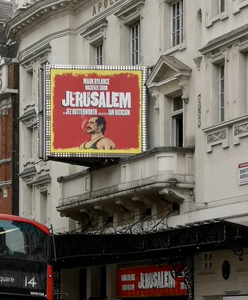So, jetzt ist es offiziell: Wir starten mit der deutschsprachigen Erstaufführung von JERUSALEM in die kommende Spielzeit! Das Kultstück von Jez Butterworth kommt nach Augsburg. Ich freu mich wirklich sehr!!