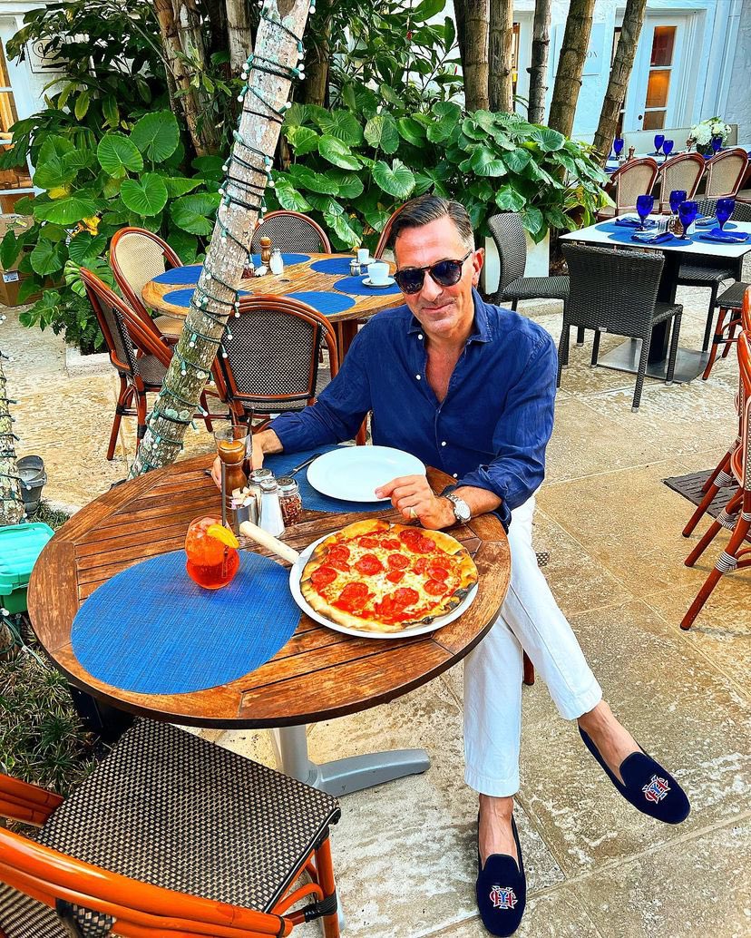 La dolce vita in Palm Beach. Sometimes the simple pleasures are the best such as having lunch or dinner in the lovely courtyard at <a href="/pizzaalfresco/">Pizza Al Fresco</a> , with a fresh pizza &amp; an aperolspritz nothing else needed ! 🍕🍷🌴. I love how Palm Beach allows me to recharge my batteries #pizza