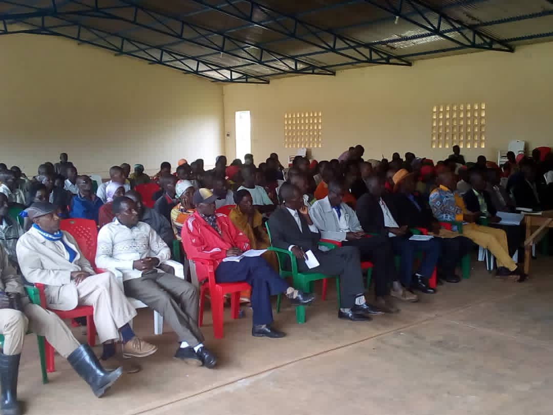 GisoziCommune's tweet photo. 🇧🇮Mustanteri wa @GisoziCommune arikumwe n'umunyamabanga nshingwabikorwa ntayegayezwa,abahanuzi biwe,n'uwurongoye igipolisi muriyo komine bagirishije inama abenegihugu bo Kumutumba wa gisozi,muntumbero yo kwunviriza ibibazo bafise no kubahimiriza kwijukira ibikorwa vy'iterambere https://t.co/JeLeXjAQtL