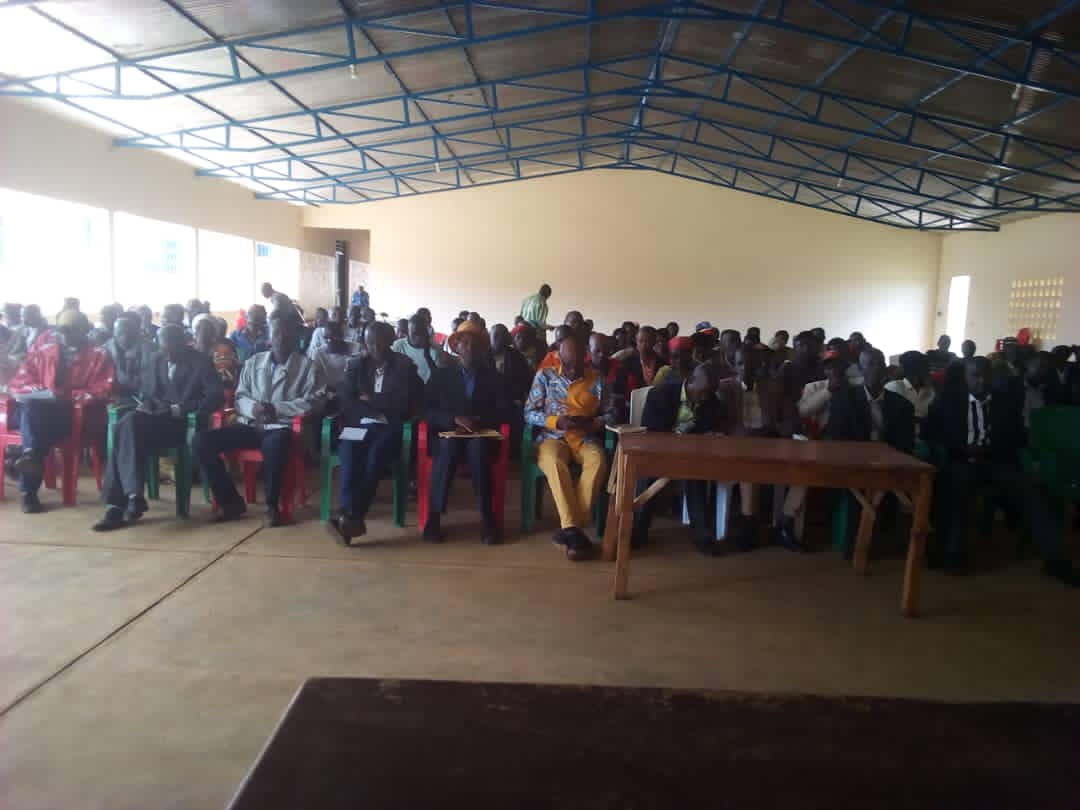 GisoziCommune's tweet photo. 🇧🇮Mustanteri wa @GisoziCommune arikumwe n'umunyamabanga nshingwabikorwa ntayegayezwa,abahanuzi biwe,n'uwurongoye igipolisi muriyo komine bagirishije inama abenegihugu bo Kumutumba wa gisozi,muntumbero yo kwunviriza ibibazo bafise no kubahimiriza kwijukira ibikorwa vy'iterambere https://t.co/JeLeXjAQtL