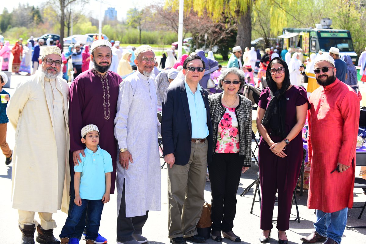 Bohras_Canada's tweet photo. On the occasion of #EidUlFitr, our @Dawoodi_Bohras community in #RichmondHill was honored to host our neighbors, Federal, Provincial and Municipal officials and @YRP members. With traditional food &amp; great company, our guest were able to learn more about the Bohra faith &amp; culture. https://t.co/45glhKN2ze