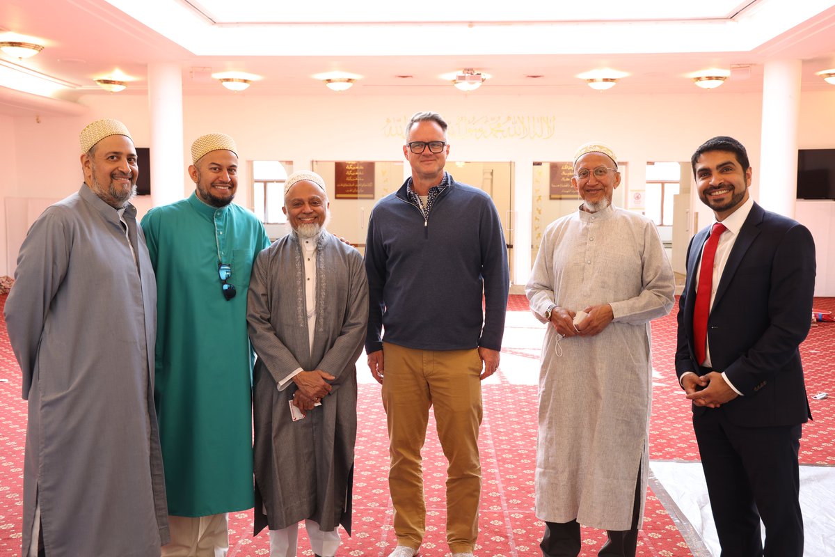 Bohras_Canada's tweet photo. On the occasion of #EidUlFitr, our @Dawoodi_Bohras community in #RichmondHill was honored to host our neighbors, Federal, Provincial and Municipal officials and @YRP members. With traditional food &amp; great company, our guest were able to learn more about the Bohra faith &amp; culture. https://t.co/45glhKN2ze