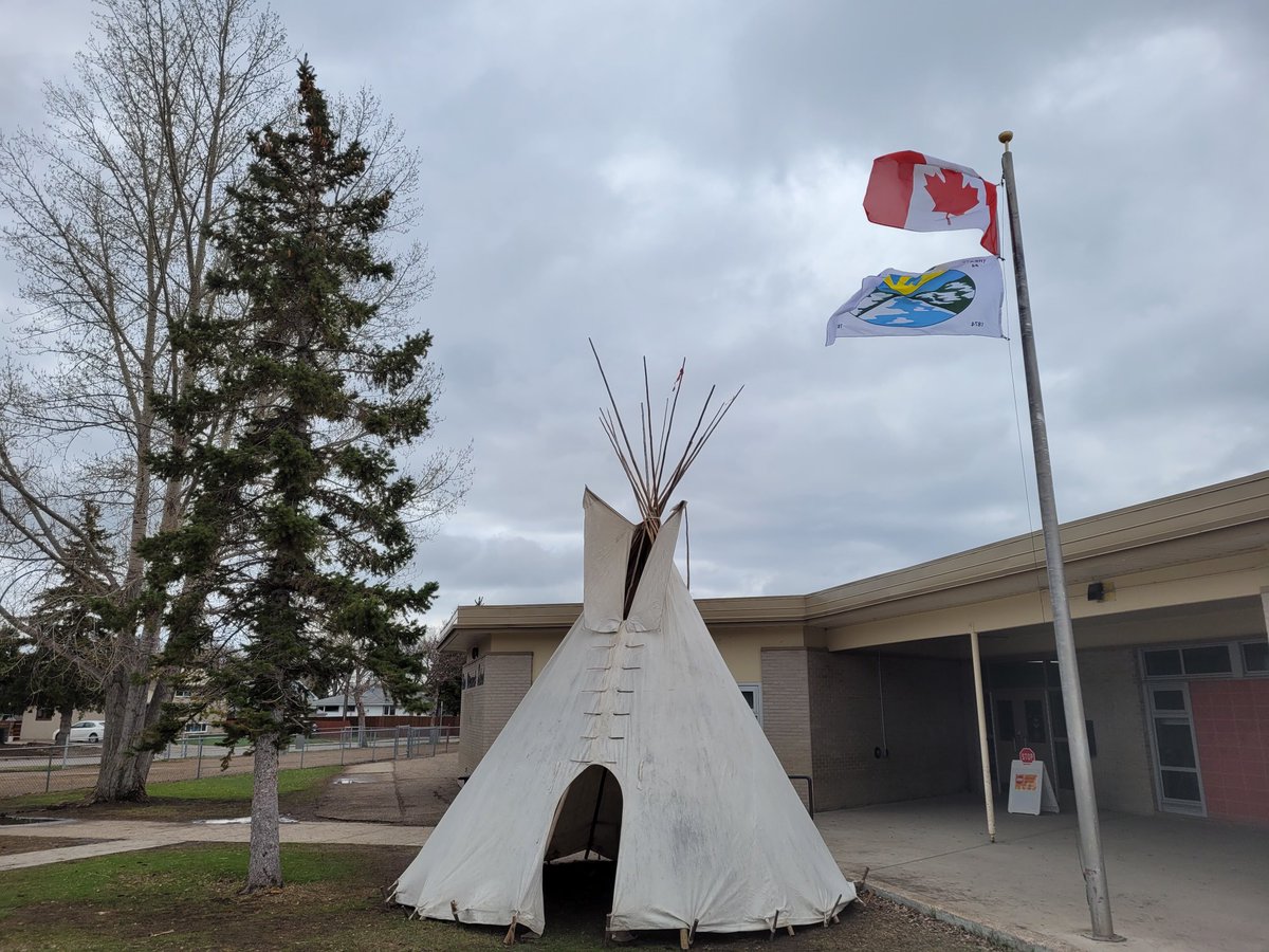 ElsieMironuck's tweet photo. After a beautiful morning gathered together for our ceremony, we now proudly fly the Treaty 4 Flag. What a great day! ⁦@RegPublicSchool⁩ ⁦@jeffcappo⁩ ⁦@PrairieTrusz⁩ 🦅 https://t.co/r4QH3zBm4B