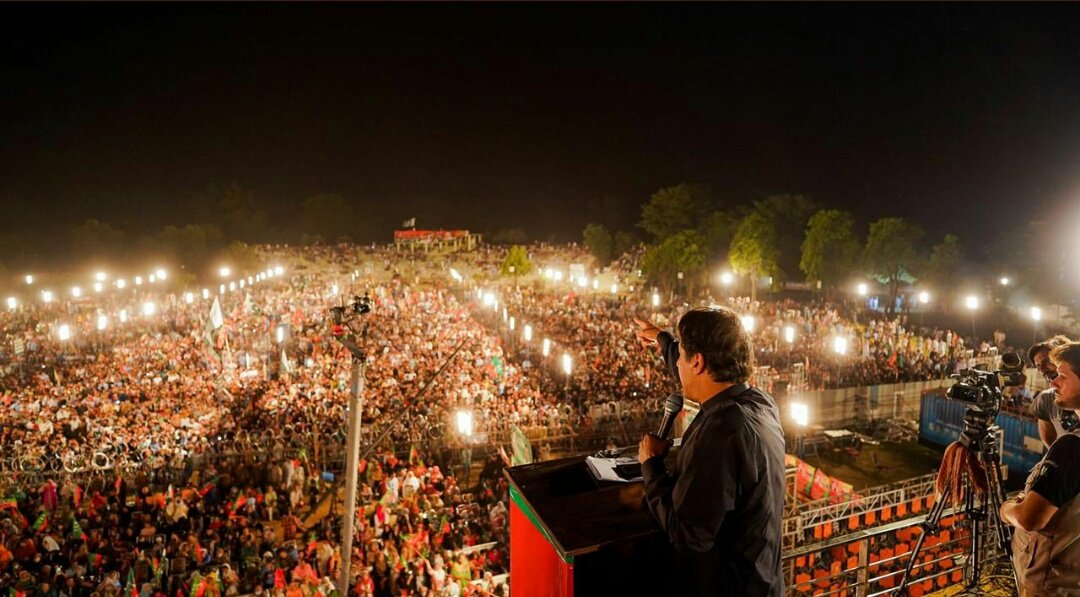 Memoonaxr's tweet photo. Only imran khan can break imran khan's records ♥
#JhelumJalsa https://t.co/M1Am8ibfYu