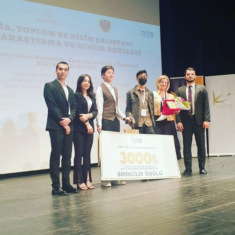 HBV_AL's tweet photo. Küçükçekmece Kaymakamlığı öncülüğünde ,Doğan Cüceloğlu Fen Lisesi tarafından düzenlenen , Doğa Toplum ve Bilim Çalıştayında " en iyi araştırma ve sunu "  ödülüne layık görülen öğretmenimiz Tülin Keskiner ve öğrencilerimizi canı gönülden kutlarız.🌼👏
@KucukcekmeceMeb https://t.co/ZZvCUMfcj6