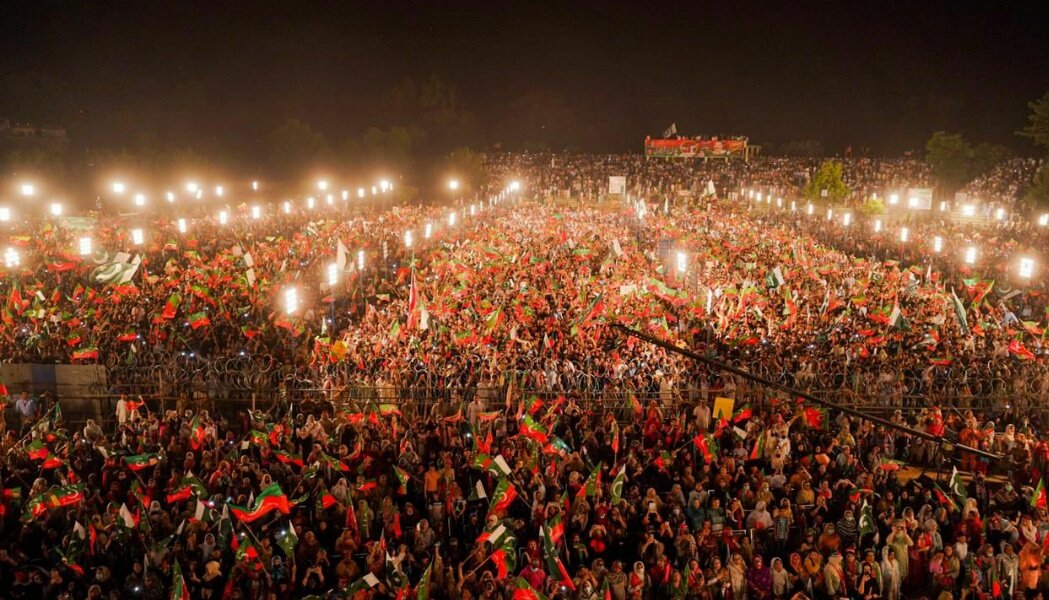 Memoonaxr's tweet photo. Only imran khan can break imran khan's records ♥
#JhelumJalsa https://t.co/M1Am8ibfYu