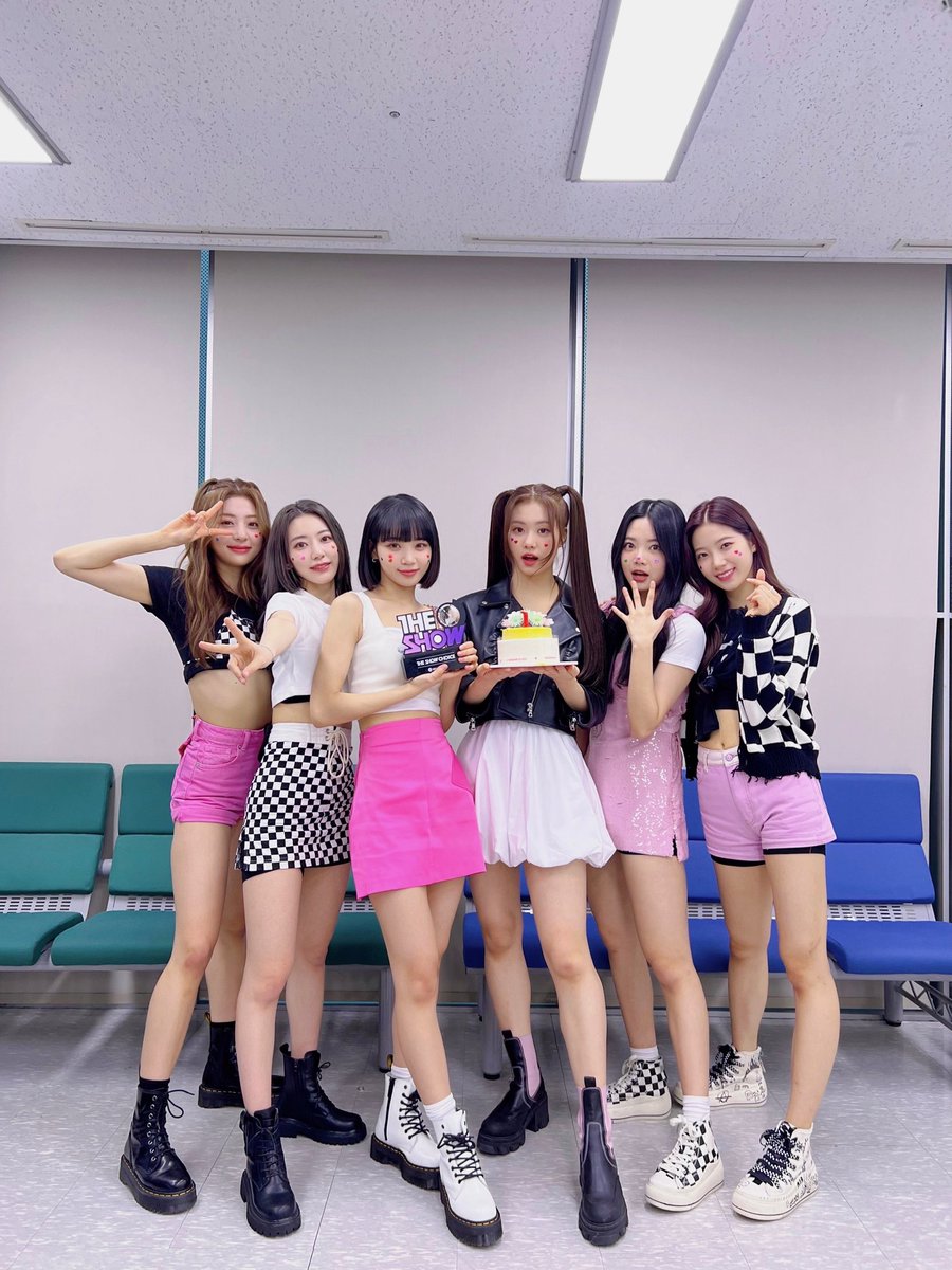 LE_SSERAFIMFL's tweet photo. 오늘의르세라핌
220510 @ THE SHOW

르세라핌의 소중한 첫 일위🏆💖 https://t.co/5oYaMlb4EL