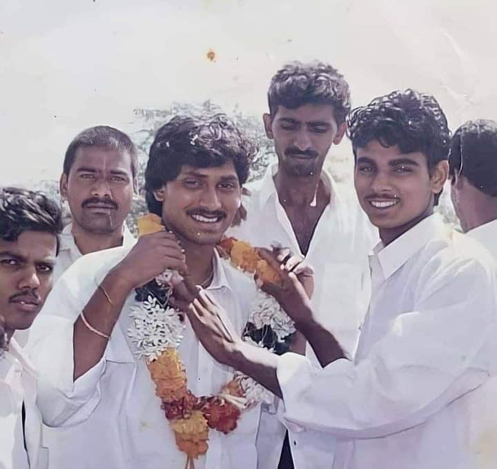 iTDP_Official's tweet photo. ఆ రోజుల్లో టెన్త్‌ క్వశ్చన్ పేపర్లు దొంగలించి పోలీసులకి పట్టుబడి బేగంపేట్ పోలీస్ స్టేషన్ నుండి బయటికి వచ్చిన జగన్ మోసం రెడ్డికి స్వాగతం పలుకుతున్న తోటి విద్యార్థులు.. https://t.co/6cPILuta9m