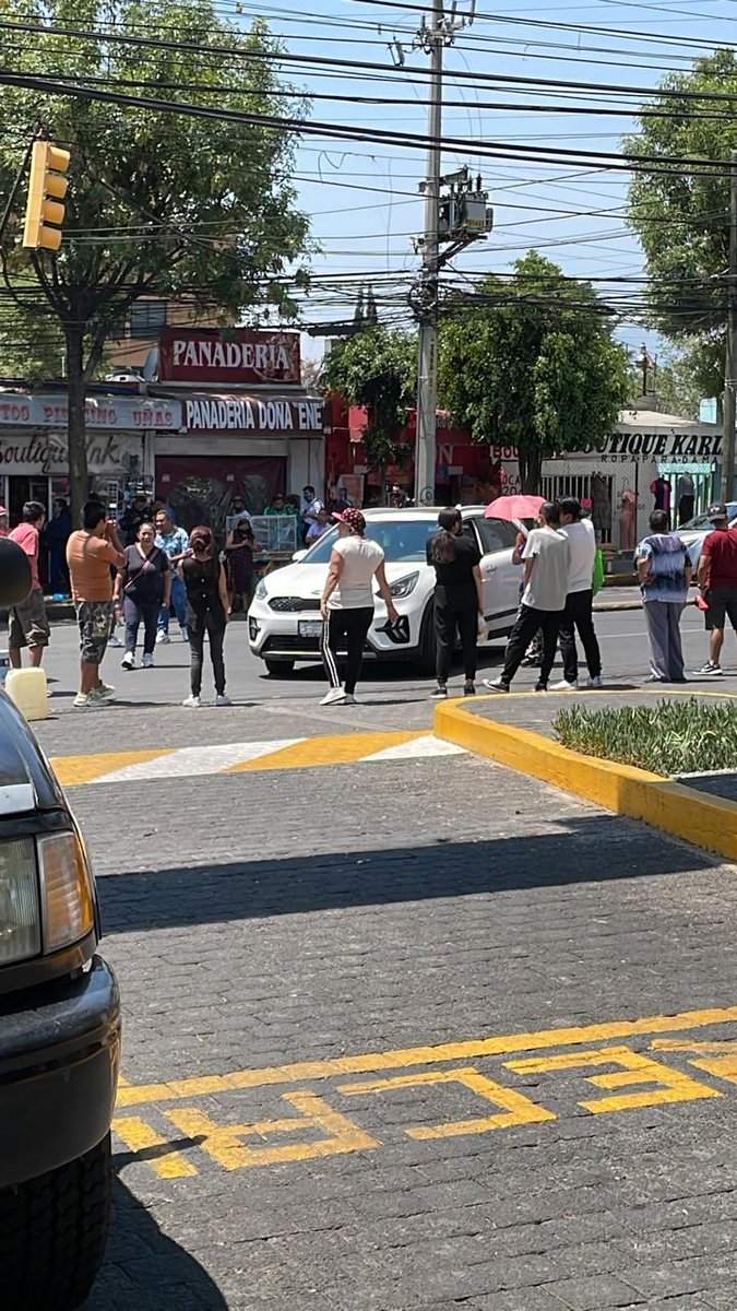 IrmaAtIT's tweet photo. @SSC_CDMX Cerrado vasco de quiriga, afuera de mi condominio... ni entrar ni salir... terrible como cada quien hace lo que quiere... ciudad ingobernable @Claudiashein @lialimon https://t.co/OQRY2XTiNf