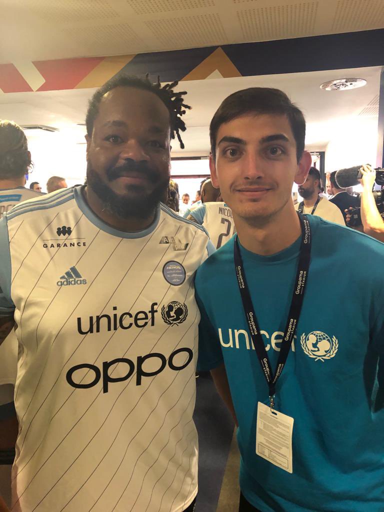 UNICEF_france's tweet photo. 💙💛 À 20h30, Vitalii, jeune ambassadeur @UNICEF_france franco-ukrainien donnera le coup d’envoi du #MatchDeshéros au @GroupamaStadium - aux côtés de notre coach @BastaOfficiel #PourChaqueEnfant https://t.co/CZY9gqpyrc