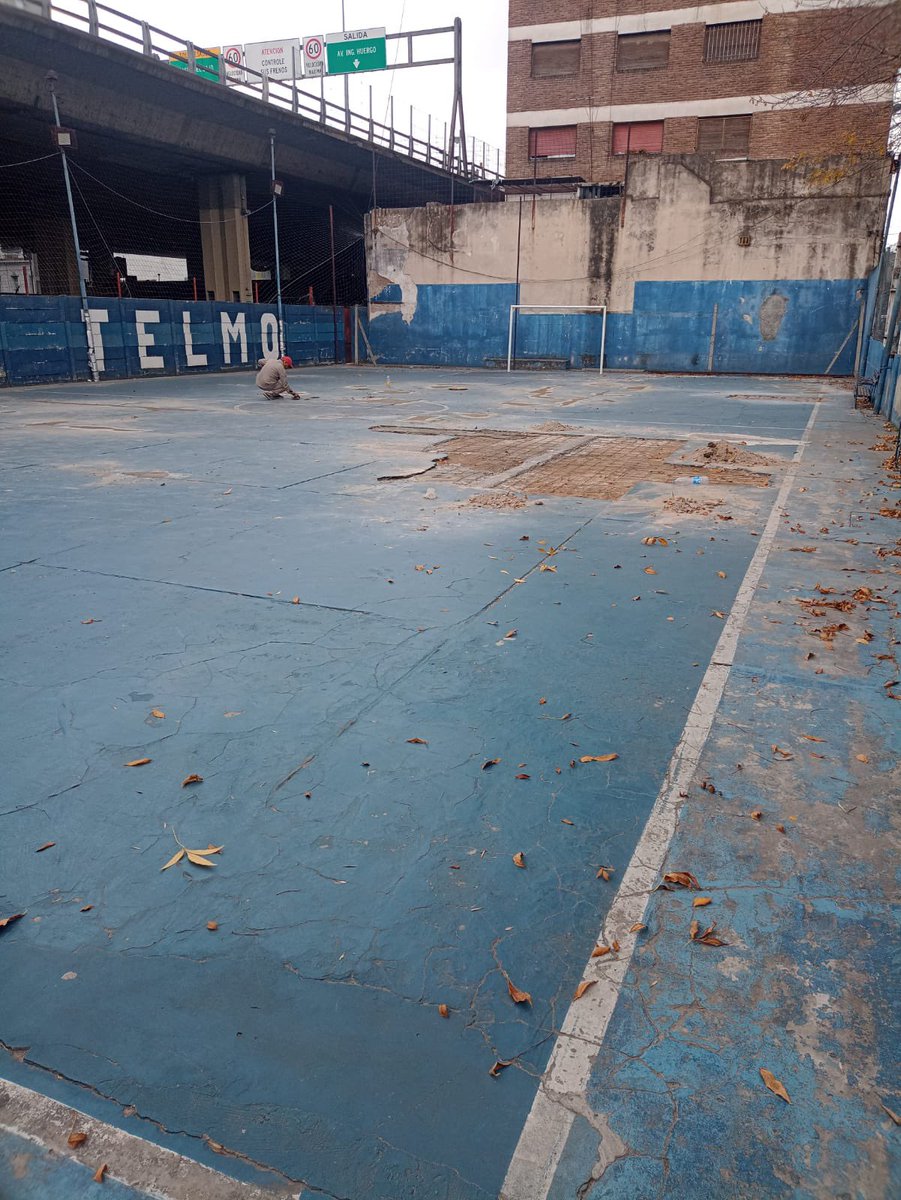 PrensaSanTelmo's tweet photo. OBRAS “CANCHITA COCHABAMBA” 
Se esta realizando la puesta a punto de la carpeta en una de las canchitas de la calle cochabamba. Este es el comienzo de varias obras para poner en valor el predio.

Ph @yamilLombardi 

 #VamosTelmo
#SanTelmoCrece https://t.co/gnssbm2SmH