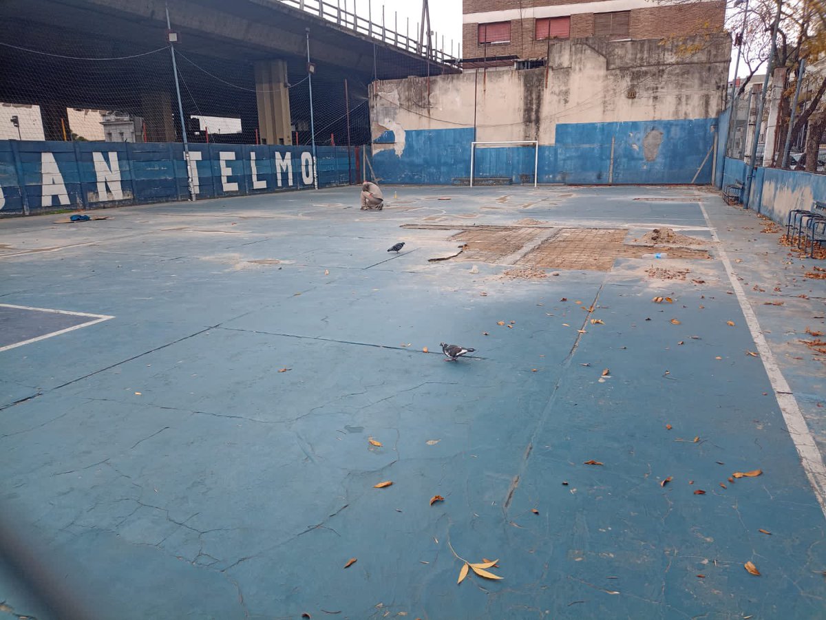 PrensaSanTelmo's tweet photo. OBRAS “CANCHITA COCHABAMBA” 
Se esta realizando la puesta a punto de la carpeta en una de las canchitas de la calle cochabamba. Este es el comienzo de varias obras para poner en valor el predio.

Ph @yamilLombardi 

 #VamosTelmo
#SanTelmoCrece https://t.co/gnssbm2SmH