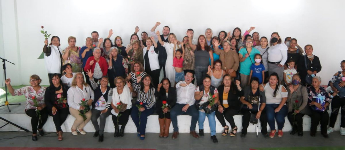 alexfedezcam's tweet photo. Festejamos y felicitamos, a nombre de nuestro Presidente @EricSevillamx, a las mamás priistas de #Texcoco. Su alegría y entusiasmo cobijan a esta gran familia, el @PRI_EDOMEX. ¡Son unas guerreras, un abrazo para todas! @Silviavivesf #PRITexcoco #DíaDeLasMadres #AlexFedezCam https://t.co/2cs1yVfw1V