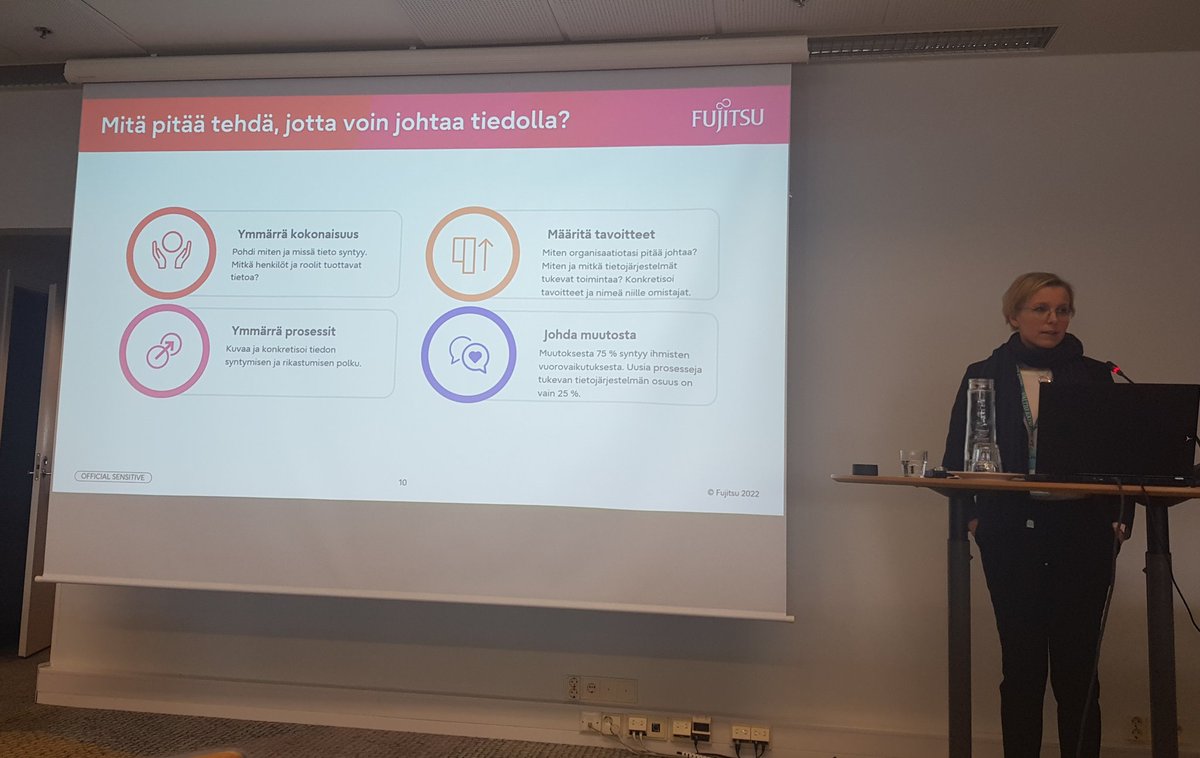 HSaaks's tweet photo. Fujitsun @AlbertSuvi ja eväät tiedolla johtamiseen #valtioexpo https://t.co/xvqjnoElSN