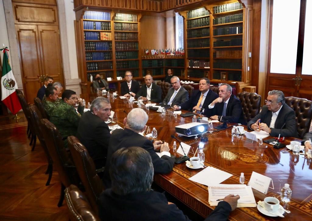 El secretario de Gobernación <a href="/adan_augusto/">Adán Augusto López H</a>, encabezó una mesa de coordinación entre autoridades federales @SEDENAmx, <a href="/SEMAR_mx/">SEMAR México</a> y @SCT_mx, así como con directivos de las principales aerolíneas del país. 1/3