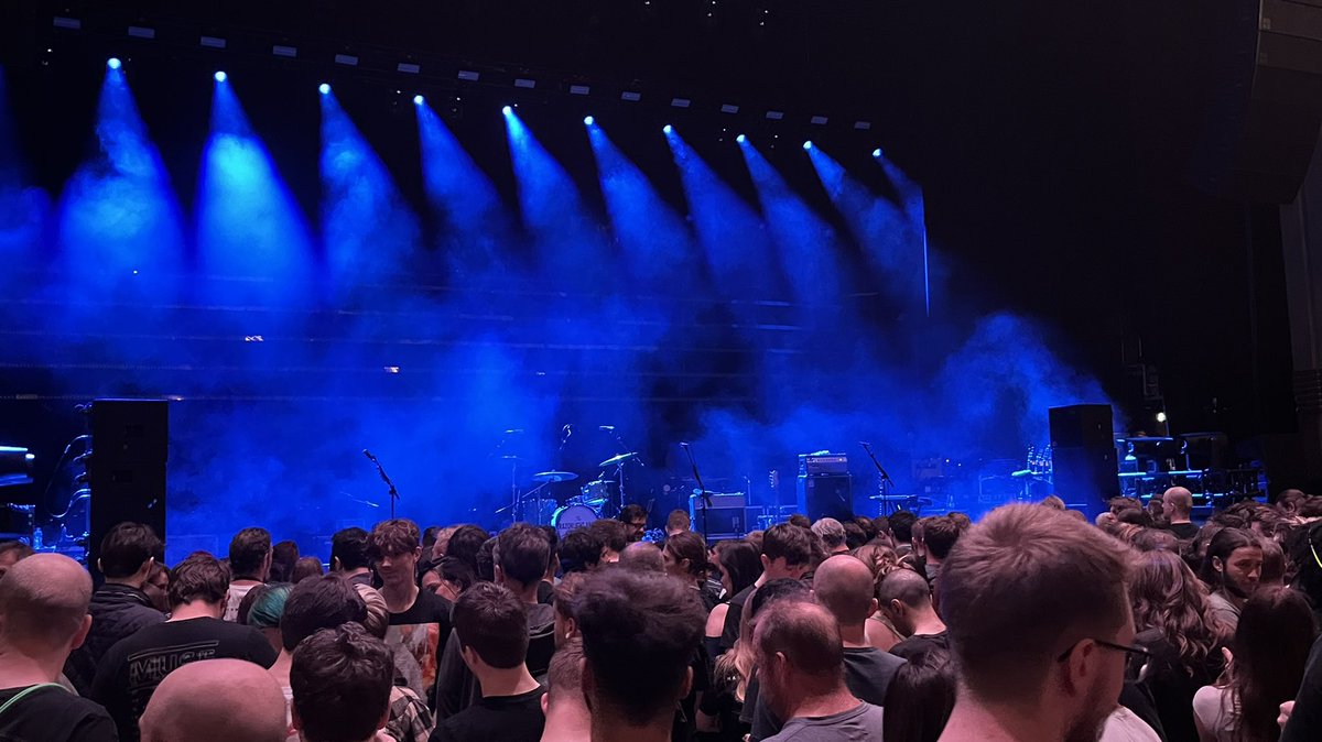 Liz_487's tweet photo. Bagged the start of the slope so hopefully will be able to see throughout the entire gig 😅 @museband @MattBellamy @CTWolstenholme @Dominic_Howard #muse #eventimapollo #museapollo https://t.co/4V7PlBdse6