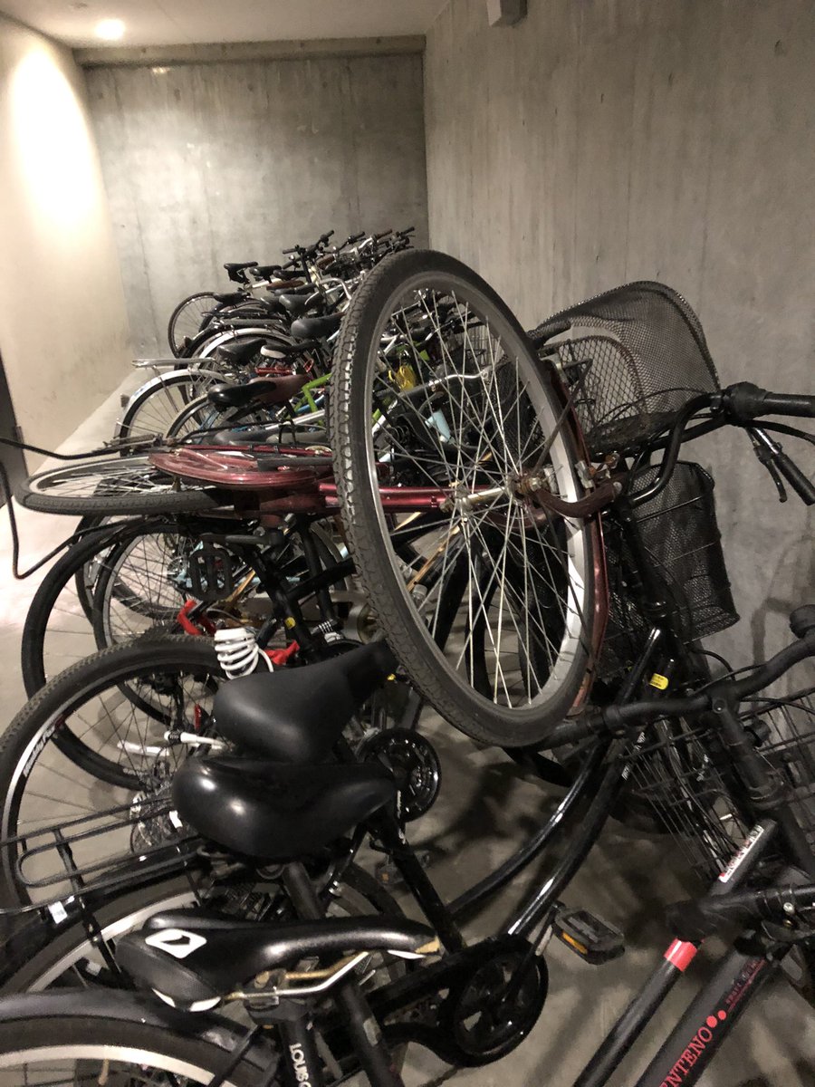 ukrht__'s tweet photo. マンションの駐輪所狭すぎて地獄絵図 https://t.co/5uOXL4lL45