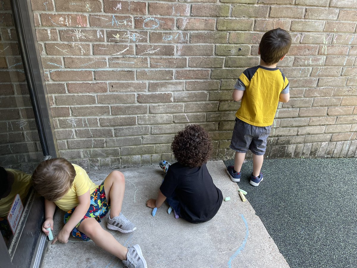 Little Artists at recess! <a href="/ItsMariaaaP/">Maria</a> <a href="/Ms_GardnerOE/">Sarah Gardner</a> <a href="/HumbleISD_OE/">Oaks Elementary</a> <a href="/PreOaks/">Oaks Pre-K</a>