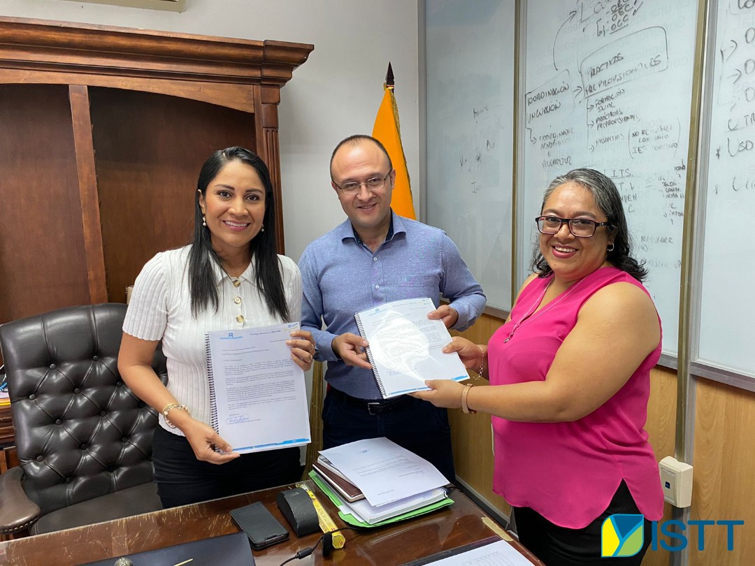 isttenaoficial's tweet photo. #ISTTENA
Estudiantes de #Administración realizaron entrega del proyecto de vinculación con la sociedad cuyo principal objetivo es aplicar las 3R "Reduce, Reutiliza, Recicla" de artículos para diferentes usos.
@lorenayanezpi @ingjdrojas @ARibadeneiraE @EduSuperiorEc https://t.co/olnb0GkGjq