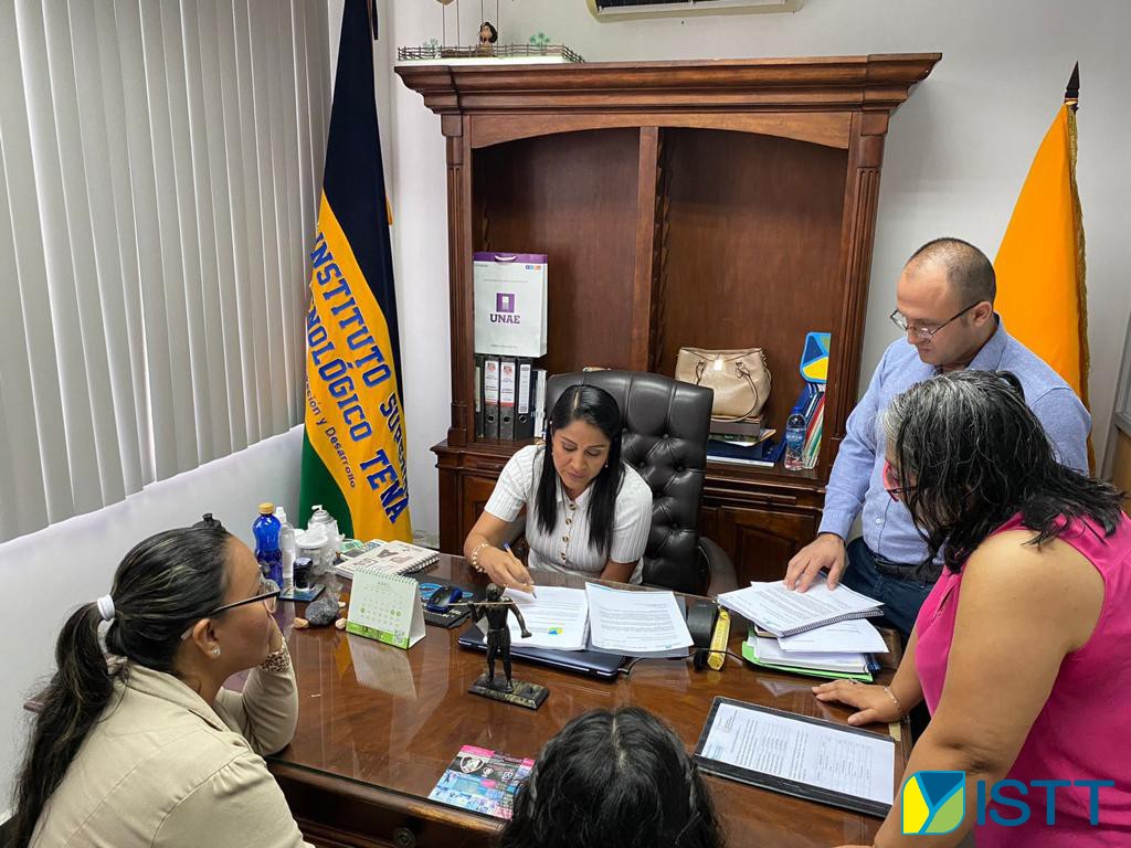 isttenaoficial's tweet photo. #ISTTENA
Estudiantes de #Administración realizaron entrega del proyecto de vinculación con la sociedad cuyo principal objetivo es aplicar las 3R "Reduce, Reutiliza, Recicla" de artículos para diferentes usos.
@lorenayanezpi @ingjdrojas @ARibadeneiraE @EduSuperiorEc https://t.co/olnb0GkGjq